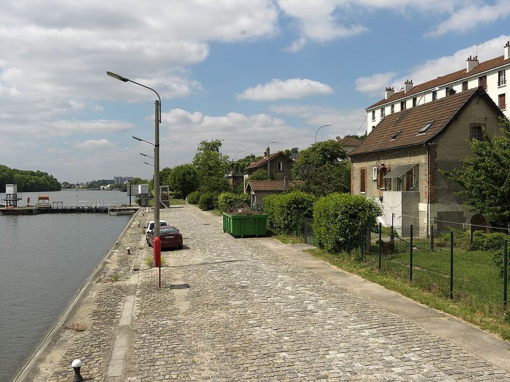 Ablon-sur-Seine, Vigneux-sur-Seine. Barrage éclusé. Le chemin de halage et la maison d'éclusier.