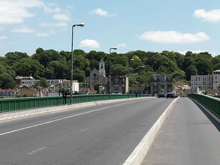 Villeneuve-Saint-Georges . Pont de Villeneuve-Saint-Georges (n°3). Vue de la chaussée, vers Villeneuve-Saint-Georges.