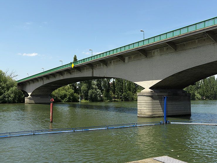 Villeneuve-Saint-Georges . Pont de Villeneuve-Saint-Georges (n°3). Vue rapprochée depuis la rive de Villeneuve-Saint-Georges.