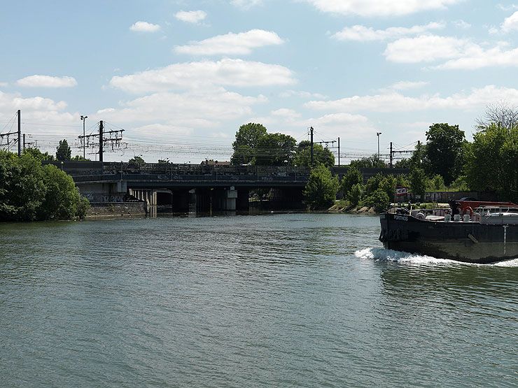 Villeneuve-Saint-Georges. Pont ferroviaire sur l'Yerres, vu depuis la rive de Villeneuve-le-Roi.