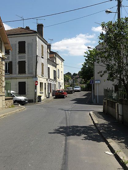 Pont suspendu de Villeneuve-Saint-Georges (n°1). Vue de l'extrémité de l'avenue Le Foll qui débouchait sur l'ancien pont de Villeneuve.