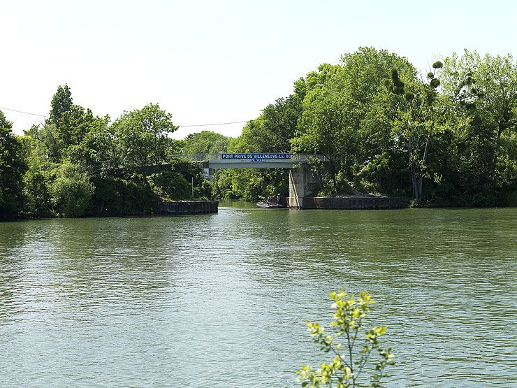 Entrée dans la darse de Villeneuve-le-Roi, vue depuis le quai de Villeneuve-Saint-Georges.