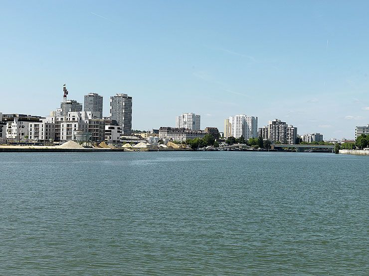 Choisy-le-Roi, secteur urbain concerté dit dalle du centre-ville. Vue depuis la rive droite.