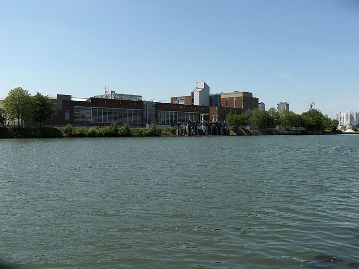 Choisy-le-Roi, établissement des eaux dit usine de traitement des eaux de Choisy. Vue d'ensemble depuis la rive droite de la Seine.