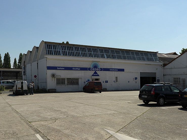 Choisy-le-Roi, entrepôt industriel de l'ancienne faïencerie Boulenger XX, 138 avenue de Villeneuve-Saint-Georges. Vue d'un des bâtiments à quatre nefs couvertes de sheds en voile béton.