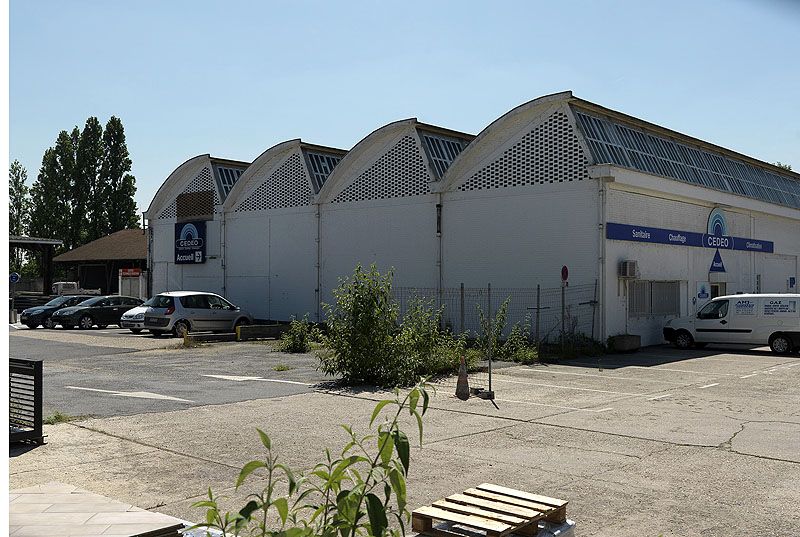 Choisy-le-Roi, entrepôt industriel de l'ancienne faïencerie Boulenger XX, 138 avenue de Villeneuve-Saint-Georges. Vue d'un des bâtiments à quatre nefs couvertes de sheds en voile béton.