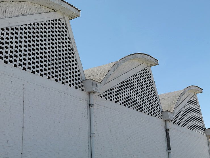 Choisy-le-Roi, entrepôt industriel de l'ancienne faïencerie Boulenger XX, 138 avenue de Villeneuve-Saint-Georges. Vue d'un des bâtiments à quatre nefs couvertes de sheds en voile béton.