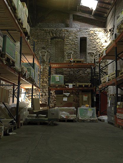 Choisy-le-Roi, entrepôt industriel de l'ancienne faïencerie Boulenger XX, 138 avenue de Villeneuve-Saint-Georges. Vue d'un bâtiment comprenant à l'intérieur des vestiges de cheminée.