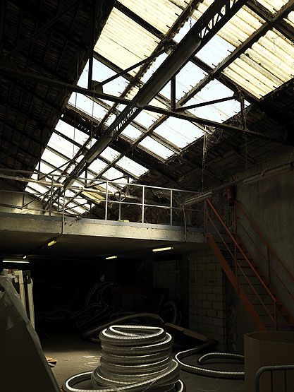 Choisy-le-Roi, entrepôt industriel de l'ancienne faïencerie Boulenger XX, 138 avenue de Villeneuve-Saint-Georges. Vue d'un bâtiment comprenant à l'intérieur des vestiges de cheminée.