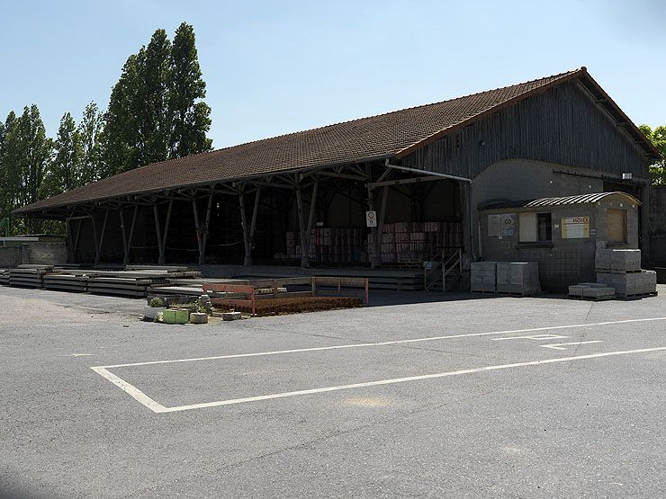 Choisy-le-Roi, entrepôt industriel de l'ancienne faïencerie Boulenger XX, 138 avenue de Villeneuve-Saint-Georges. Halle à la charpente en rondin dite canadienne.