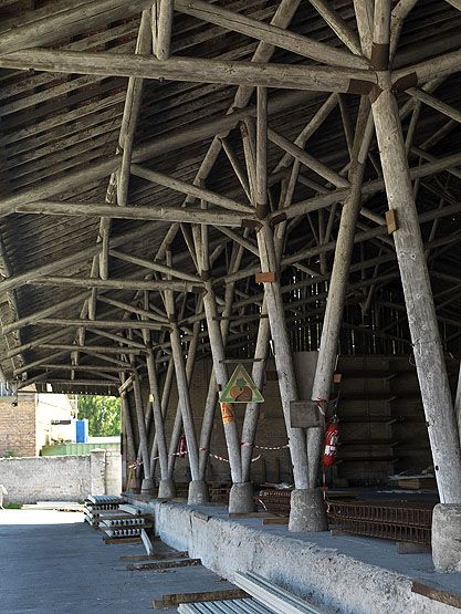 Choisy-le-Roi, entrepôt industriel de l'ancienne faïencerie Boulenger XX, 138 avenue de Villeneuve-Saint-Georges. Halle à la charpente en rondin dite canadienne.