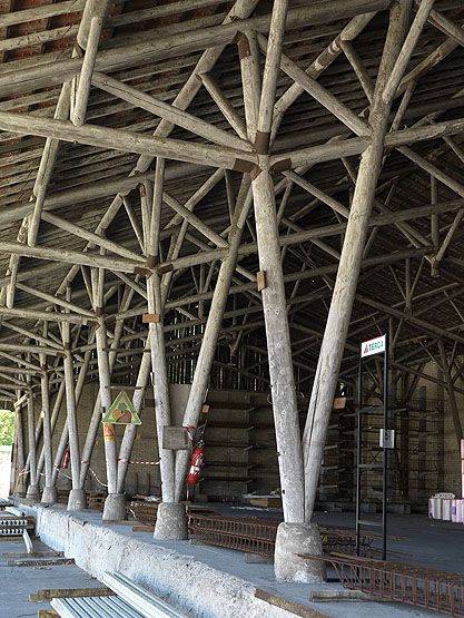 Choisy-le-Roi, entrepôt industriel de l'ancienne faïencerie Boulenger XX, 138 avenue de Villeneuve-Saint-Georges. Halle à la charpente en rondin dite canadienne.