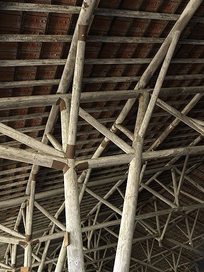 Choisy-le-Roi, entrepôt industriel de l'ancienne faïencerie Boulenger XX, 138 avenue de Villeneuve-Saint-Georges. Halle à la charpente en rondin dite canadienne.