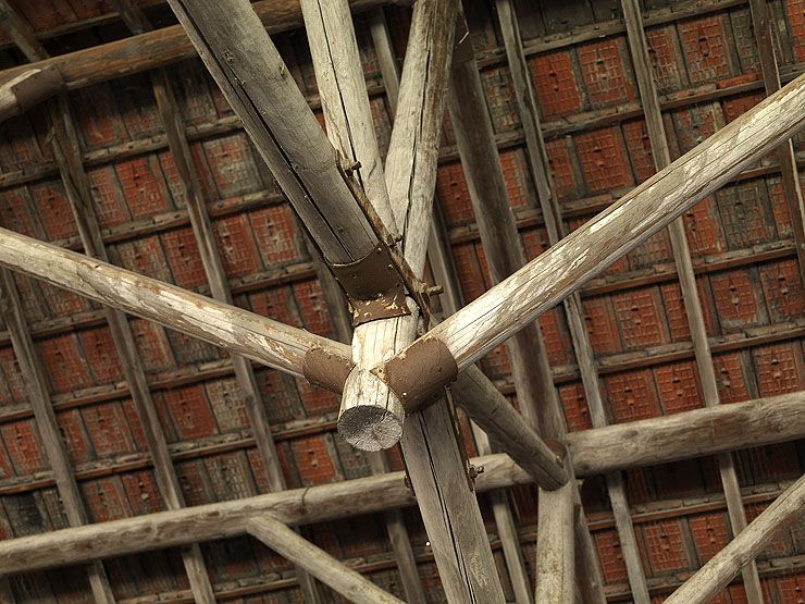 Choisy-le-Roi, entrepôt industriel de l'ancienne faïencerie Boulenger XX, 138 avenue de Villeneuve-Saint-Georges. Halle à la charpente en rondin dite canadienne.