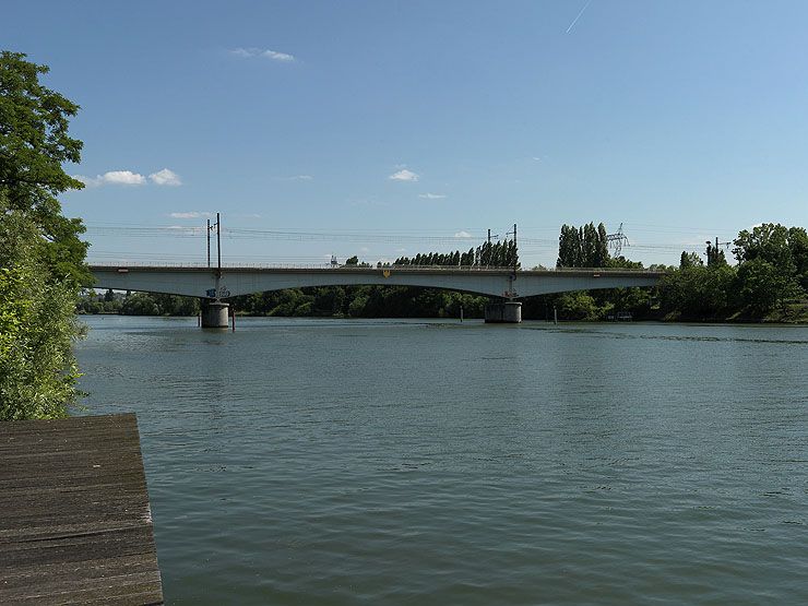 Choisy-le-Roi. Pont ferroviaire de la grande ceinture. Vue d'ensemble.