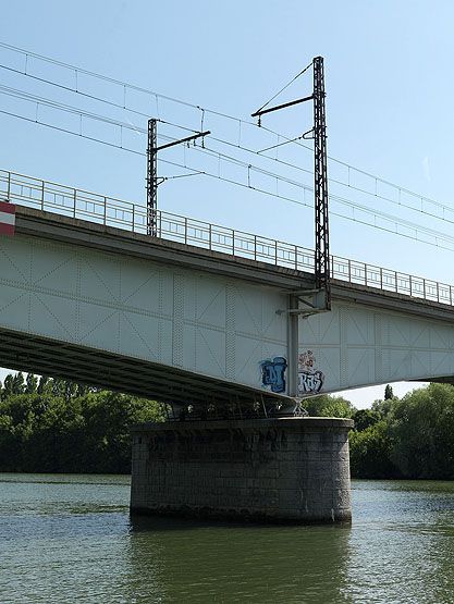 Choisy-le-Roi. Pont ferroviaire de la grande ceinture. Articulation entre la pile et le tablier.