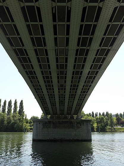 Choisy-le-Roi. Pont ferroviaire de la grande ceinture. Vue du dessous du tablier.