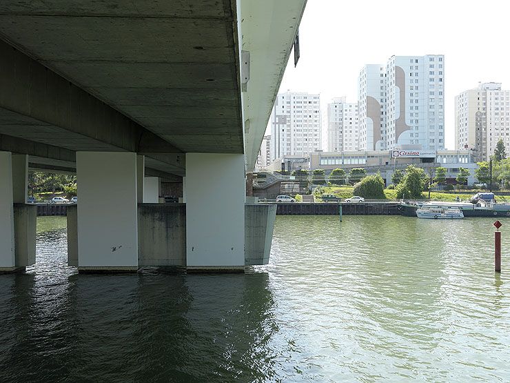 Choisy-le-Roi. Pont de Choisy (n°2). Détail d'une pile, au loin les tours du centre-ville.