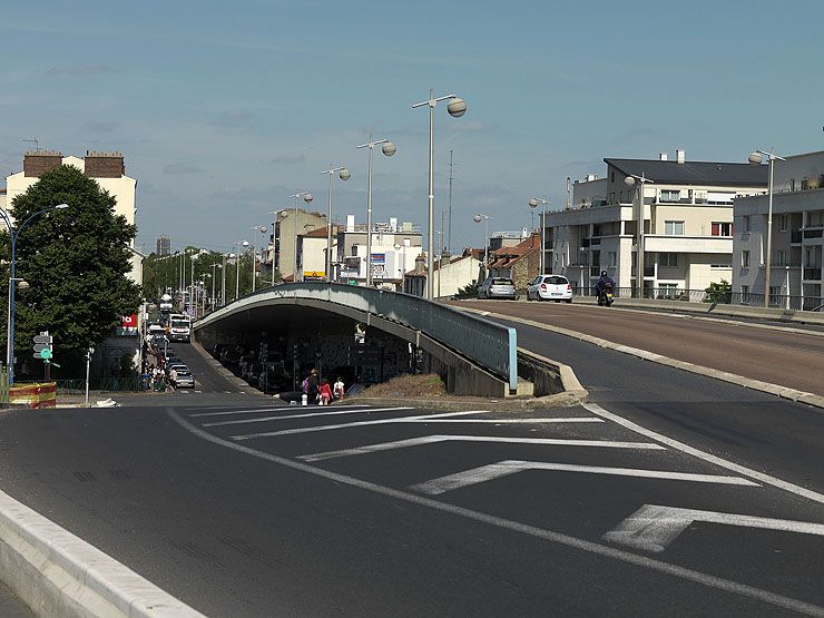 Choisy-le-Roi. Pont de Choisy (n°2). Vue, rive droite, du débouché du pont et son raccord avec la nationale en contrebas.