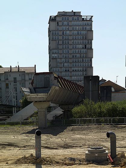 Choisy-le-Roi, secteur urbain concerté dit dalle du centre-ville. Vue depuis le chantier de rénovation urbaine, entre les voies de chemin de fer et la Seine.