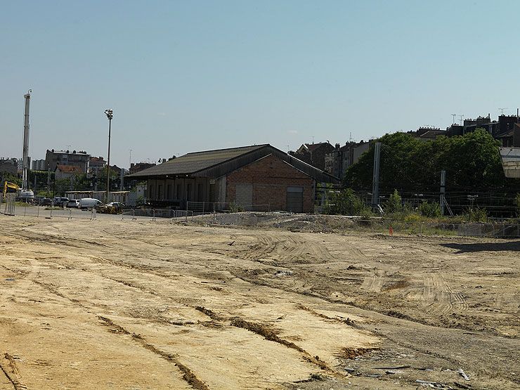 Choisy-le-Roi, secteur urbain concerté dit dalle du centre-ville. Vue depuis le chantier de rénovation urbaine, entre les voies de chemin de fer et la Seine. Au second plan, halle d'une gare de marchandises ?