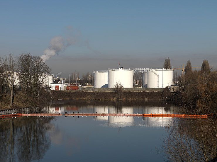 Villeneuve-le-Roi. La darse. Au fond, le dépôt pétrolier.