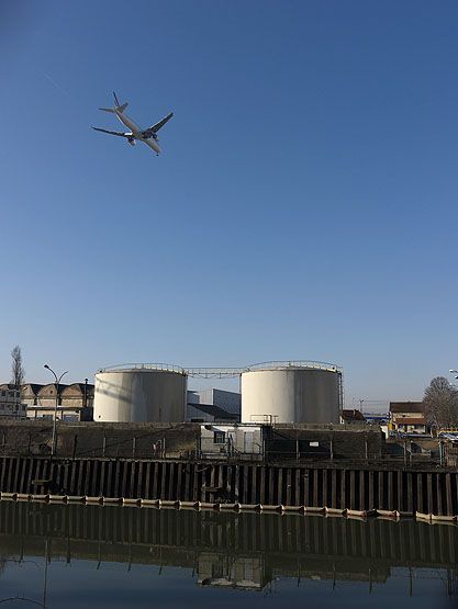 Villeneuve-le-Roi, dépôt pétrolier. Vue rapprochée du dépôt pétrolier, du côté de la darse.