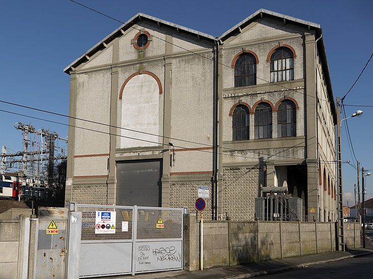 Villeneuve-le-Roi, transformateur, sous-station électrique dite de la Plaine,1 rue du Colonel-Brossolette. Vue du bâtiment haut, en brique silico-calcaire, des années 1920.