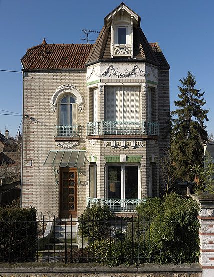 Villeneuve-le-Roi, maison dite Les Pinsons, 7 rue des Tilleuls. Façade ornée de moulures en guirlandes de feuillage.