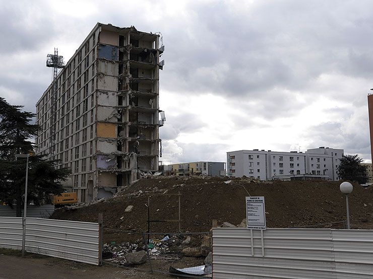 Orly, cité, rue Jean-Mermoz. Démolition d'un bâtiment du grand ensemble.