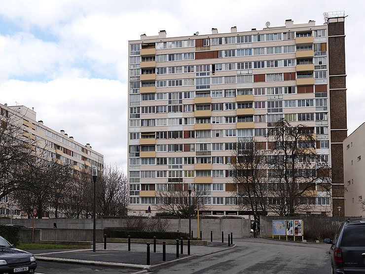 Orly, cité, place du Midi . Vue d'un immeuble du grand ensemble des Gaziers.