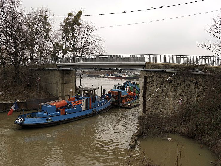 Villeneuve-le-Roi, ensemble industriel dite Entreprise Morillon-Corvol-Courbot, 89 rue Paul-Bert. Bateau et barge portant des équipements techniques de l'entreprise de travaux maritimes et fluviaux, franchissant le passage sous le pont des Fouilles pour entrer dans la darse.
