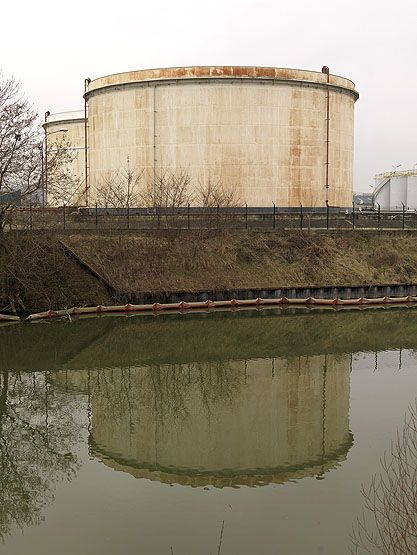 Villeneuve-le-Roi. Vue rapprochée d'un bâtiment du dépôt pétrolier dans la darse.