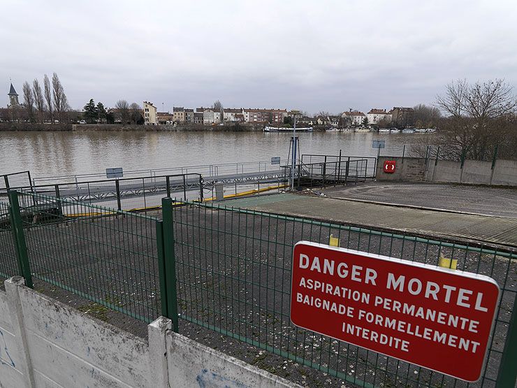 Orly, établissement des eaux dit usine de traitement des eaux d'Orly. Prise d'eau de l'usine dans la Seine.