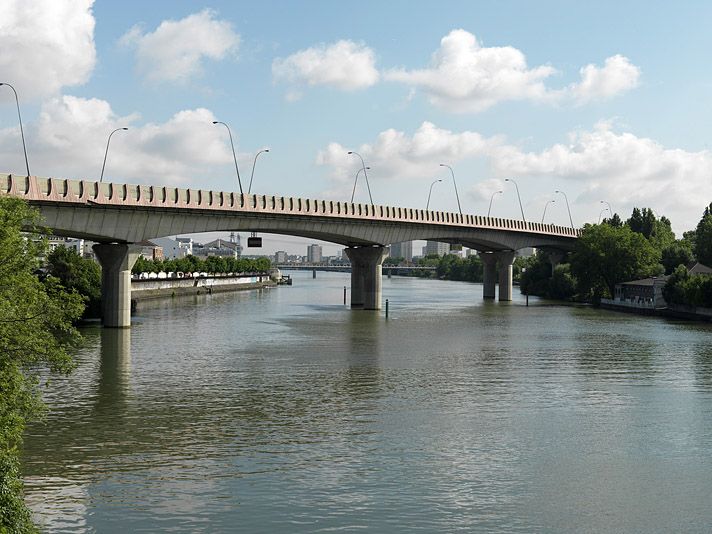 Choisy-le-Roi, Alfortville, Vitry-sur-Seine. Pont de Choisy de l'A86. Vue d'ensemble depuis la rive d'Alfortville, côté aval.