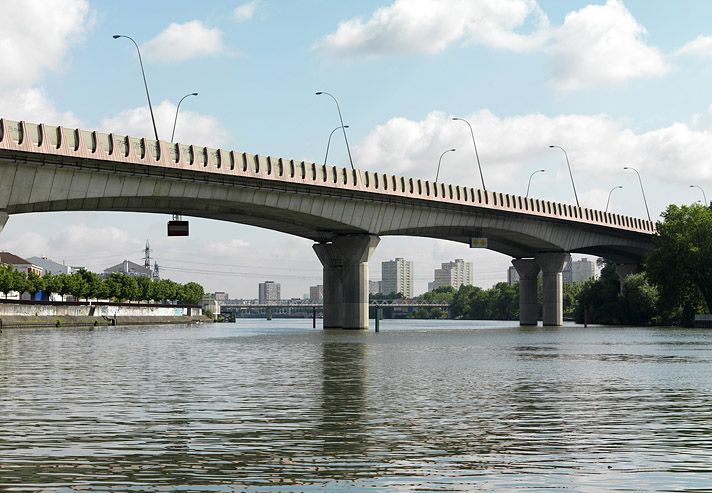 Choisy-le-Roi, Alfortville, Vitry-sur-Seine. Pont de Choisy de l'A86. Vue rapprochée depuis la rive d'Alfortville, côté aval.