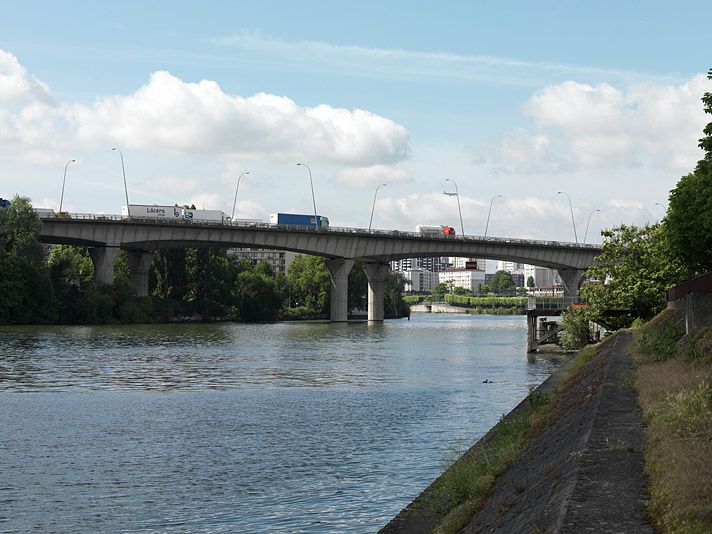 Choisy-le-Roi, Alfortville, Vitry-sur-Seine. Pont de Choisy de l'A86. Vue d'ensemble depuis la rive de Vitry-sur-Seine