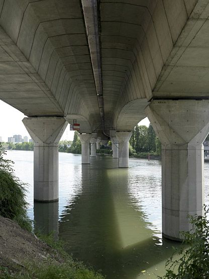 Choisy-le-Roi, Alfortville, Vitry-sur-Seine. Pont de Choisy de l'A86. Vue du dessous des tabliers.