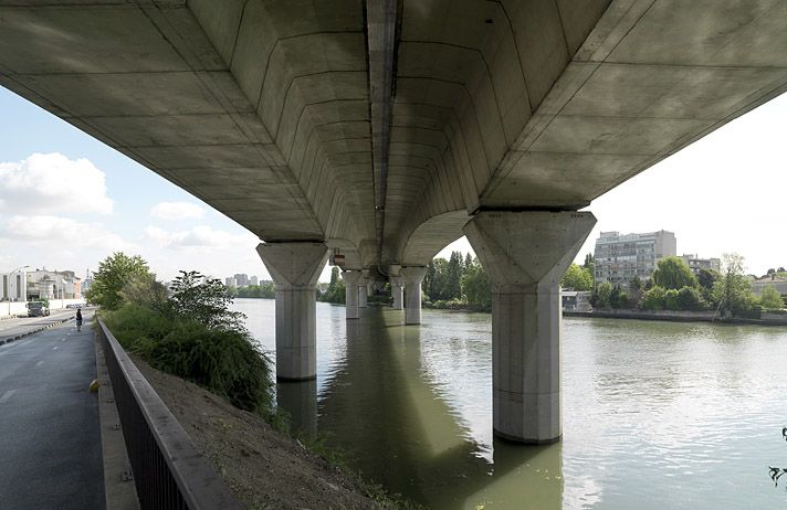 Choisy-le-Roi, Alfortville, Vitry-sur-Seine. Pont de Choisy de l'A86. Autre vue du dessous des tabliers.