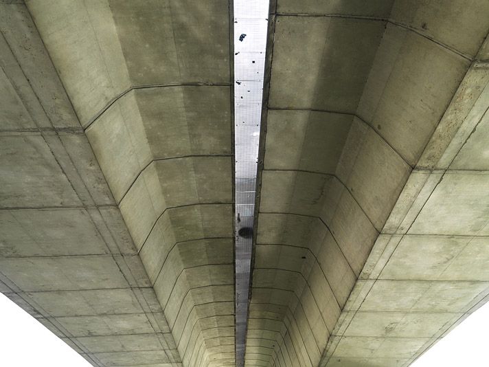 Choisy-le-Roi, Alfortville, Vitry-sur-Seine. Pont de Choisy de l'A86. Vue rapprochée du dessous des tabliers.