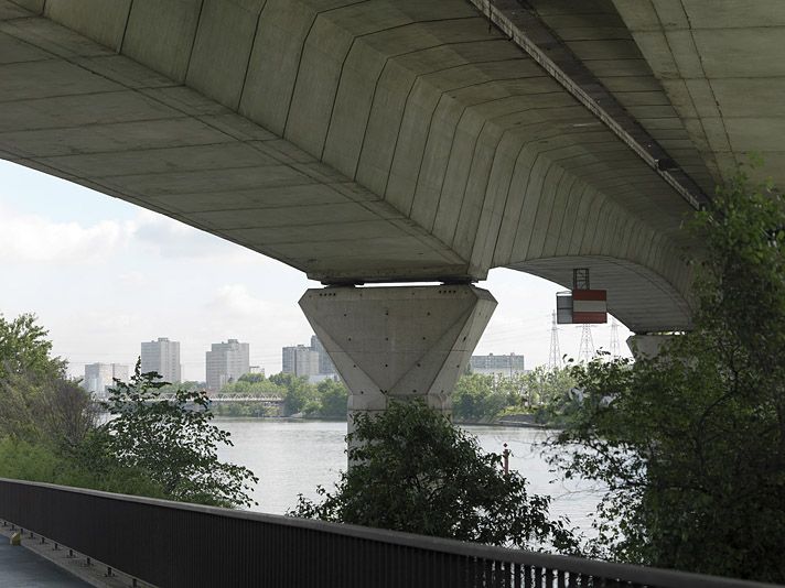 Choisy-le-Roi, Alfortville, Vitry-sur-Seine. Pont de Choisy de l'A86. Détail de la liaison entre une pile et le tablier.