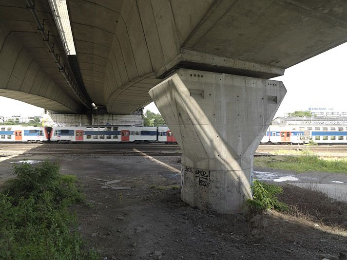 Choisy-le-Roi, Alfortville, Vitry-sur-Seine. Pont de Choisy de l'A86. Vue sous le tablier, à l'endroit où le viaduc enjambe les voies de chemin de fer de la ligne Paris-Orléans, à la limite entre Vitry et Choisy.