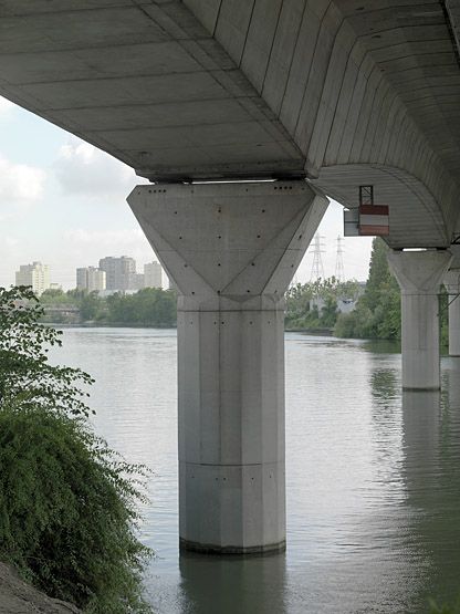 Choisy-le-Roi, Alfortville, Vitry-sur-Seine. Pont de Choisy de l'A86. Détail d'une pile en rivière.