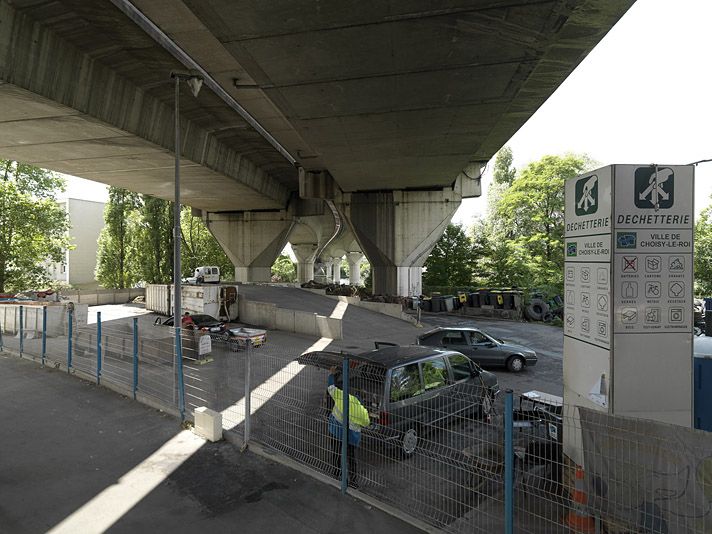 Choisy-le-Roi, Alfortville, Vitry-sur-Seine. Pont de Choisy de l'A86. Vue sous le tablier, côté Alfortville, à l'endroit où le viaduc enjambe la déchetterie implantée au bord du fleuve.