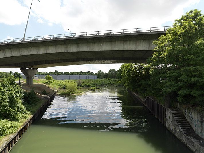 Choisy-le-Roi, Alfortville, Vitry-sur-Seine. Pont de Choisy de l'A86. Vue rapprochée du viaduc enjambant la darse d'Alfortville.