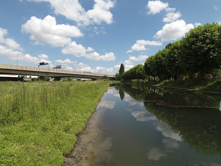 Choisy-le-Roi, Alfortville, Vitry-sur-Seine. Pont de Choisy de l'A86. Vue du viaduc enjambant la darse d'Alfortville.