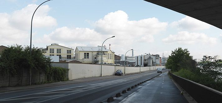 Vitry-sur-Seine, usine Rhône Poulenc, quai Jules-Guesde. Vue depuis le viaduc de l'A86 vers le nord. Au premier plan l'usine Rhône-Poulenc.