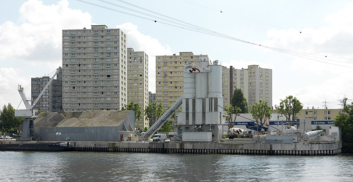 Alfortville. Vue d'ensemble des silos de stockage et du quai de déchargement.