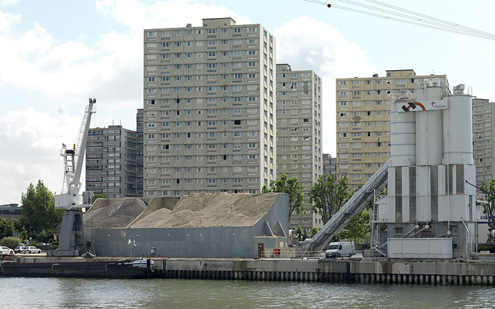 Alfortville. Vue rapprochée des silos de stockage. A l'arrière-plan, des grands ensembles de logements.