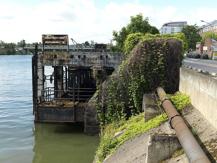 Vitry-sur-Seine, quai Jules Guesde. Appontement abandonné, implanté entre la rue des Fusillés et la rue Léon-Mauvais.